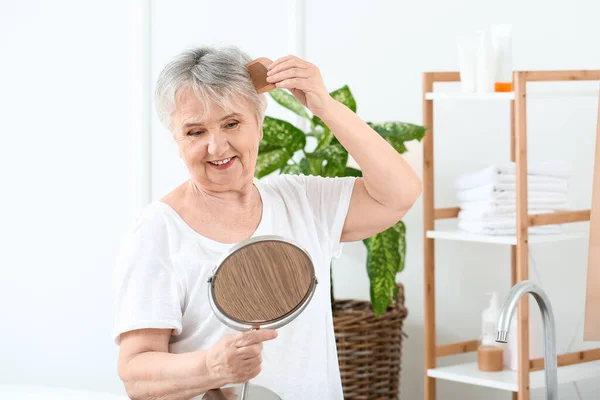 Mujer Mayor Peinándose Pelo Casa — Foto de Stock