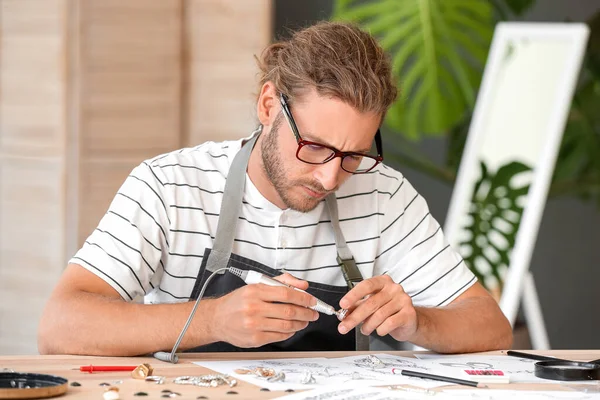 Homme Créateur Bijoux Travaillant Dans Bureau — Photo