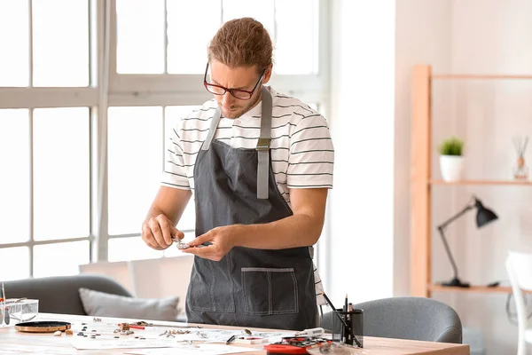 Homme Créateur Bijoux Travaillant Dans Bureau — Photo