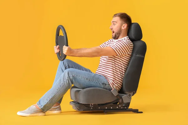 Hombre Sorprendido Con Volante Sentado Asiento Del Coche Contra Fondo — Foto de Stock