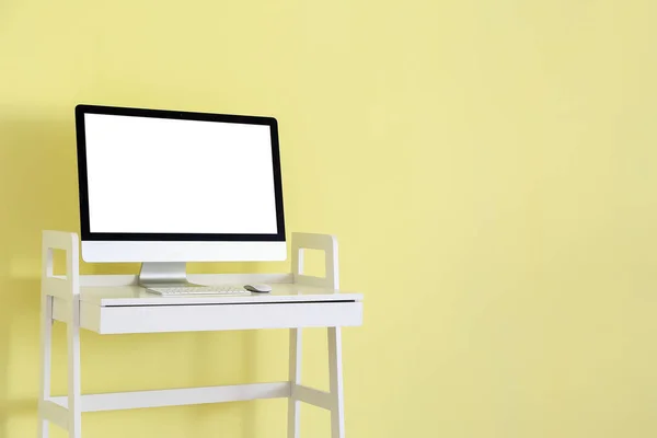 Moderne Monitor Tafel Buurt Van Kleur Muur — Stockfoto