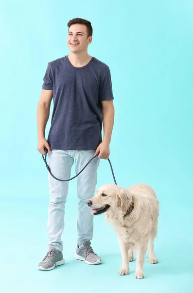 Junger Mann Mit Süßem Hund Auf Farbigem Hintergrund — Stockfoto