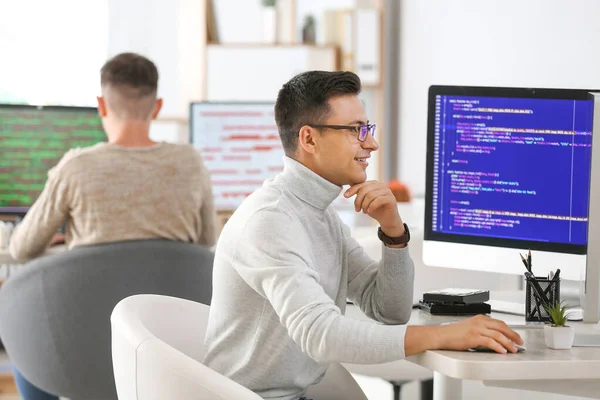 Manlig Programmerare Som Arbetar Kontoret — Stockfoto