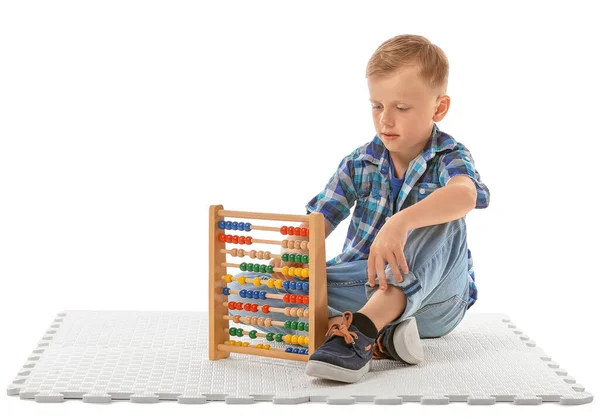 Niño Con Trastorno Autista Jugando Con Ábaco Sobre Fondo Blanco — Foto de Stock