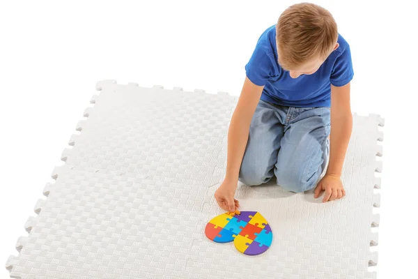 Niño Con Trastorno Autista Haciendo Puzzle Sobre Fondo Blanco — Foto de Stock