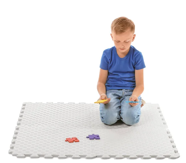 Niño Con Trastorno Autista Haciendo Puzzle Sobre Fondo Blanco — Foto de Stock