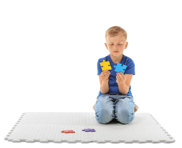 Kleiner Junge Mit Autistischer Störung Beim Puzzle Auf Weißem Hintergrund — Stockfoto