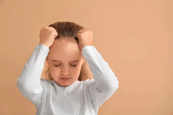 Niña Triste Con Trastorno Autista Sobre Fondo Color — Foto de Stock