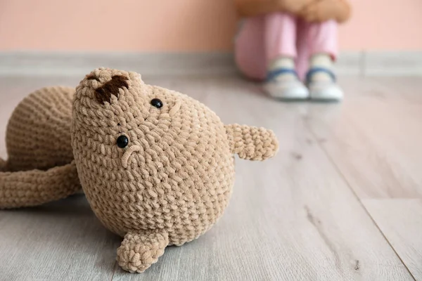 Osito Peluche Niña Suelo Concepto Autismo — Foto de Stock