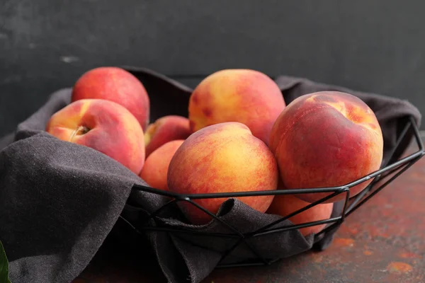 Basket Ripe Peaches Table — Stock Photo, Image