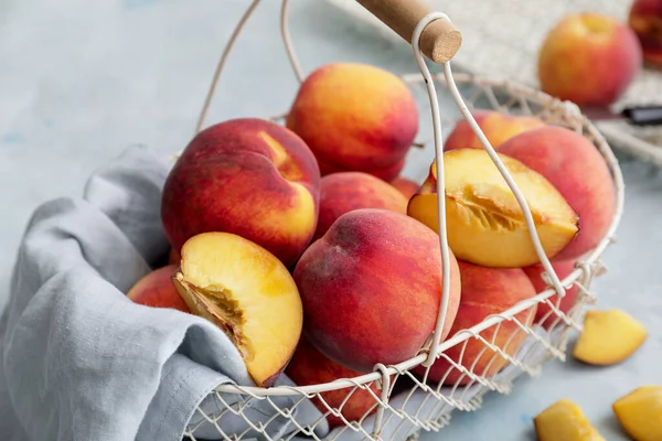 Basket Ripe Peaches Color Background — Stock Photo, Image