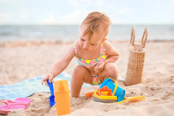 Nettes Baby Mädchen Mit Sonnencreme Strand — Stockfoto