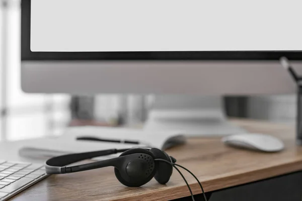 Modern Headphones Computer Table Office — Stock Photo, Image