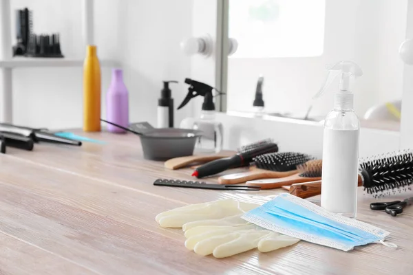 Máscara Protectora Médica Con Guantes Goma Mesa Salón Peluquería Durante —  Fotos de Stock