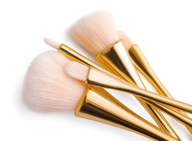Beyaz arkaplanda makyaj fırçaları