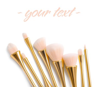 Metin için alanı olan beyaz arkaplan üzerindeki makyaj fırçaları