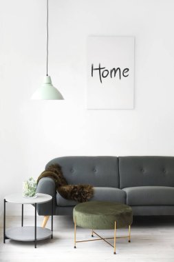 Güzel, şık bir odanın içi.