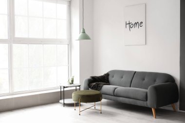 Güzel, şık bir odanın içi.