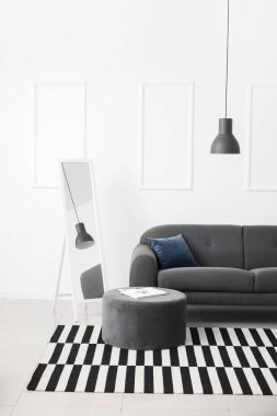 Güzel, şık bir odanın içi.