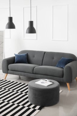 Güzel, şık bir odanın içi.