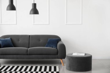 Güzel, şık bir odanın içi.