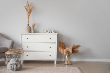 Çekmeceli, şık bir odanın içi.