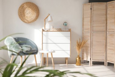 Güzel, şık bir odanın içi.