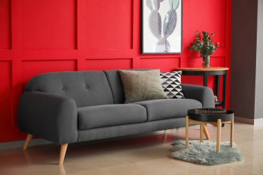 Güzel, şık bir odanın içi.