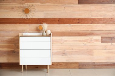 Çekmeceli, şık bir odanın içi.