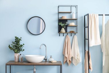 Modern şık banyonun içi.