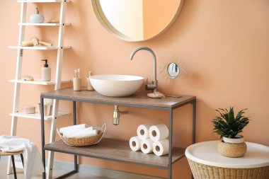 Modern şık banyonun içi.