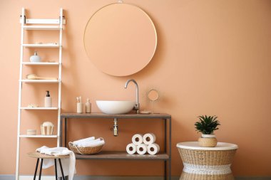 Modern şık banyonun içi.