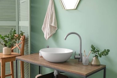 Modern şık banyonun içi.