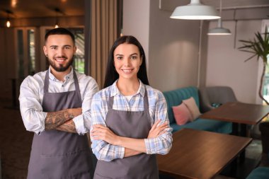 Restorandaki genç garsonların portresi.