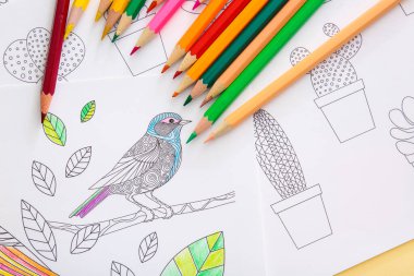 Masada resimler ve kalemler boyanıyor