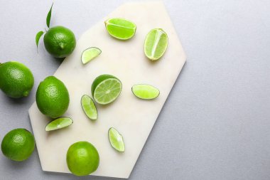 Işık arkaplanındaki olgun limonlar