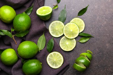 Masada olgun yeşil limonlar