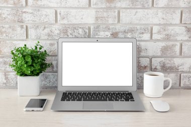 Modern dizüstü bilgisayar masada.