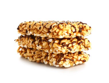 Beyaz arka planda gevrek pirinç çubukları