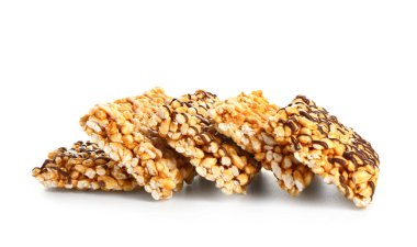 Beyaz arka planda gevrek pirinç çubukları