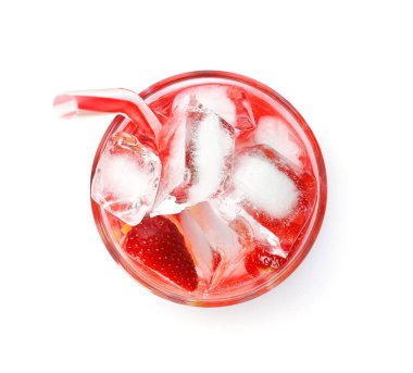 Beyaz arka planda bir bardak taze çilekli limonata.