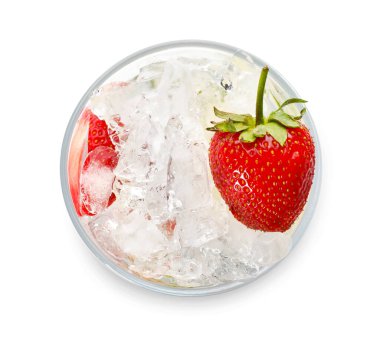 Beyaz arka planda bir bardak taze çilekli limonata.