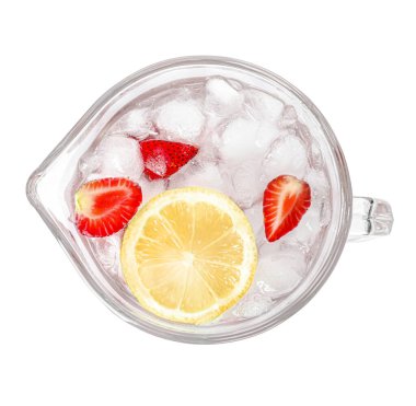 Beyaz arka planda taze çilekli limonata.