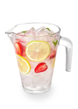 Beyaz arka planda taze çilekli limonata.