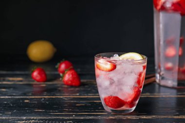 Masada bir bardak taze çilekli limonata.