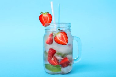 Mason kavanozu. Renkli limonata.