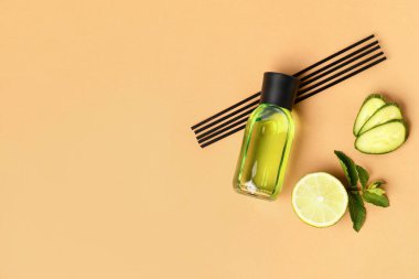 Renk arkaplan üzerinde sazlık dağıtıcı ile kompozisyon