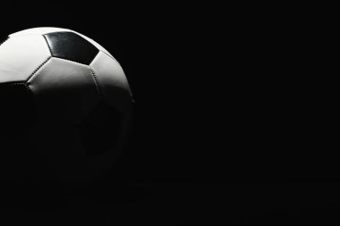 Koyu arkaplanda futbol topu