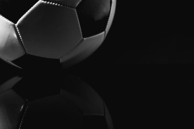Koyu arkaplanda futbol topu