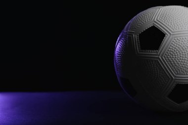 Koyu arkaplanda futbol topu